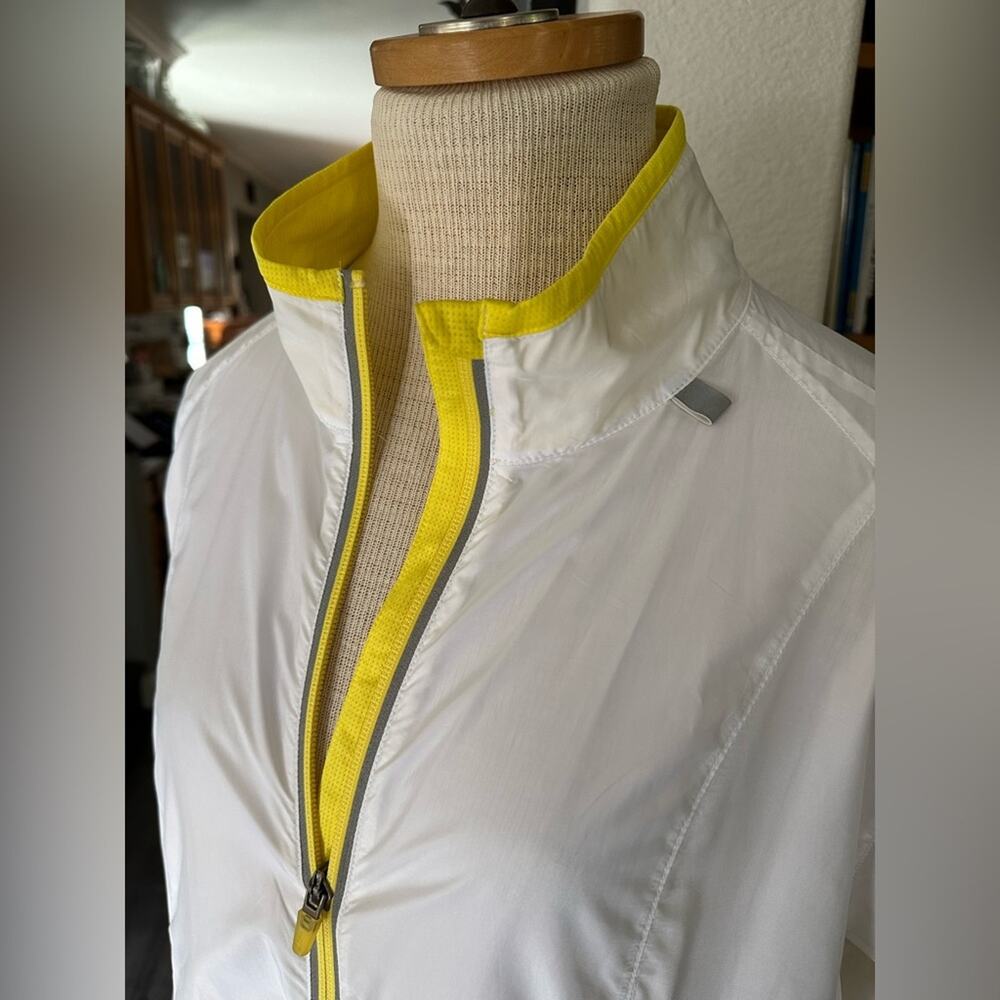 Lucy Windbreaker, size medium - Picture 6 of 7